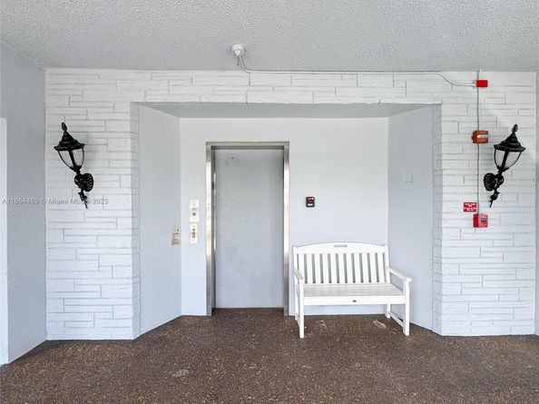 2300 Park Ln 105, Hollywood FL 33021