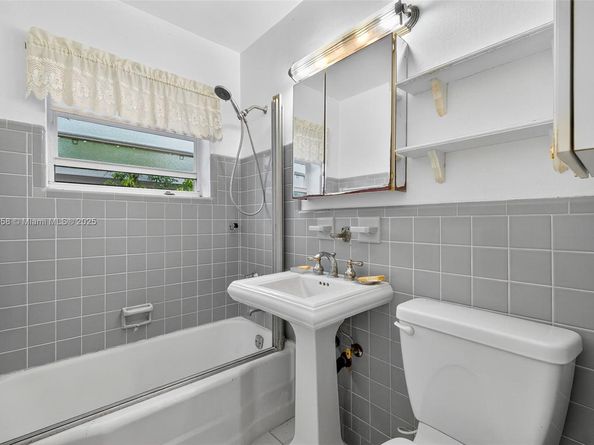 1460 NE 173rd St, North Miami Beach FL 33162