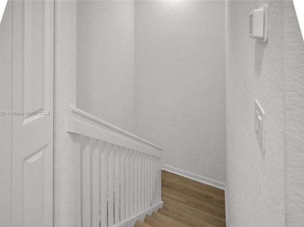 909 NE 211th St, Miami FL 33179