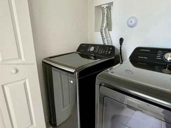 909 NE 211th St, Miami FL 33179