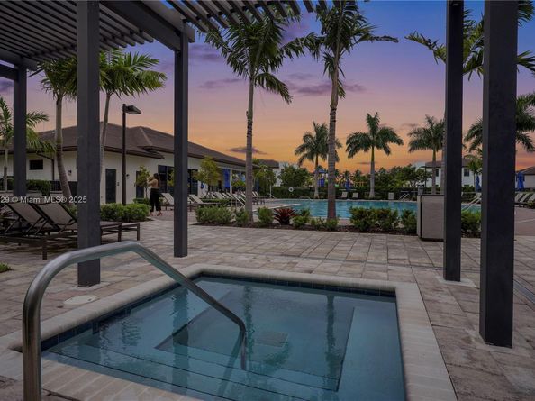 909 NE 211th St, Miami FL 33179