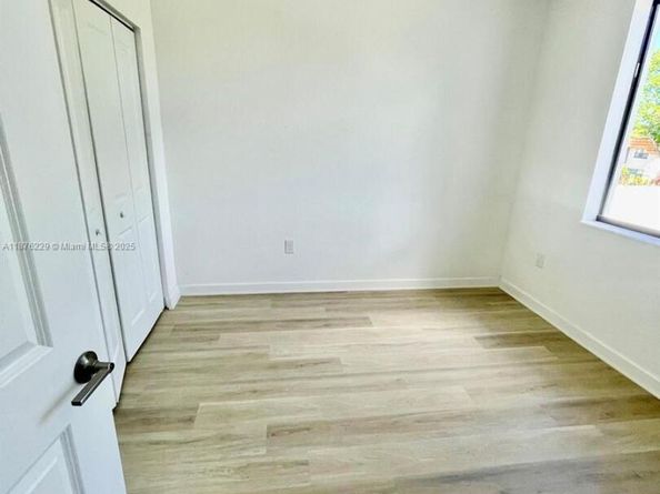 909 NE 211th St, Miami FL 33179