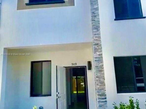 909 NE 211th St, Miami FL 33179