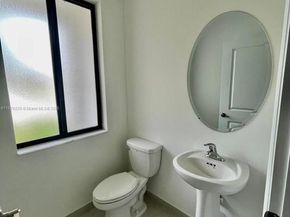 909 NE 211th St, Miami FL 33179