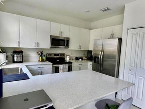 909 NE 211th St, Miami FL 33179