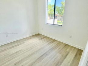 909 NE 211th St, Miami FL 33179