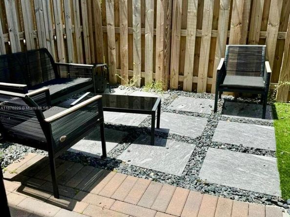 909 NE 211th St, Miami FL 33179