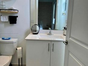 909 NE 211th St, Miami FL 33179