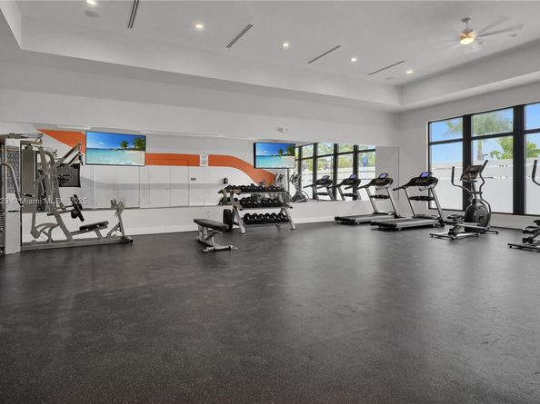 909 NE 211th St, Miami FL 33179