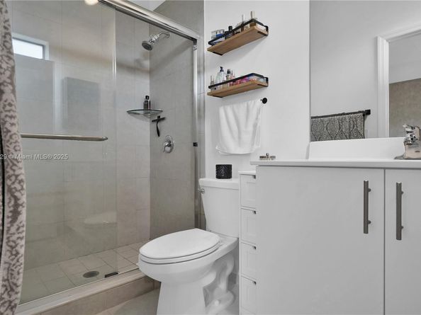 909 NE 211th St, Miami FL 33179