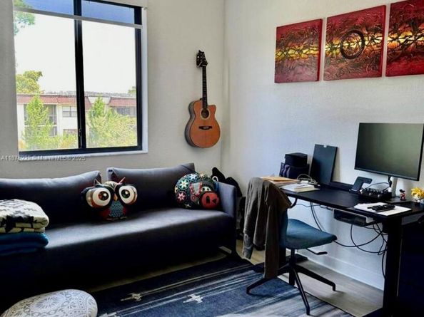 909 NE 211th St, Miami FL 33179