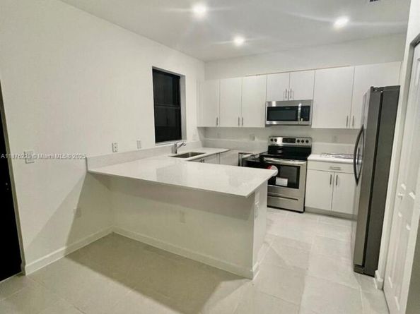 909 NE 211th St, Miami FL 33179