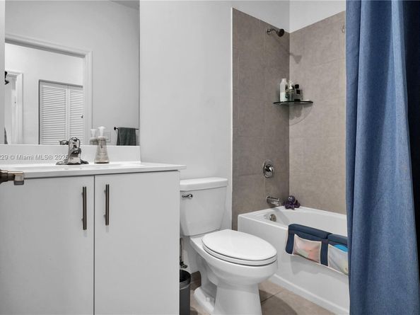 909 NE 211th St, Miami FL 33179