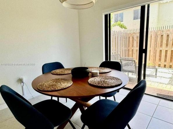 909 NE 211th St, Miami FL 33179