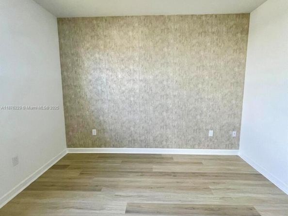 909 NE 211th St, Miami FL 33179