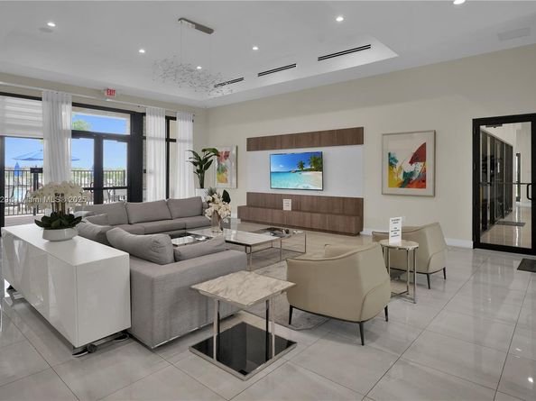 909 NE 211th St, Miami FL 33179