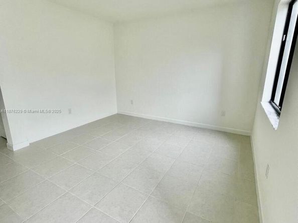 909 NE 211th St, Miami FL 33179