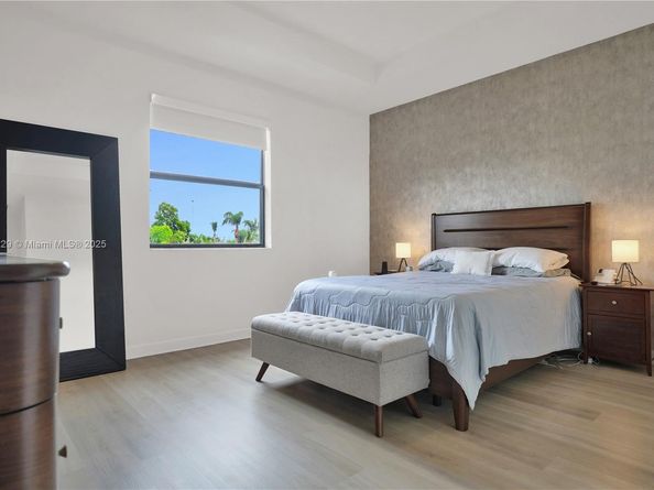 909 NE 211th St, Miami FL 33179