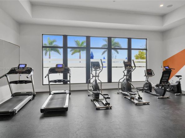 909 NE 211th St, Miami FL 33179