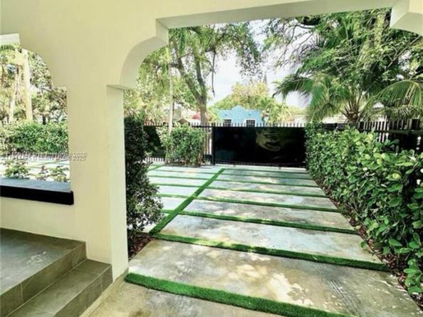 545 NW 47th St, Miami FL 33127