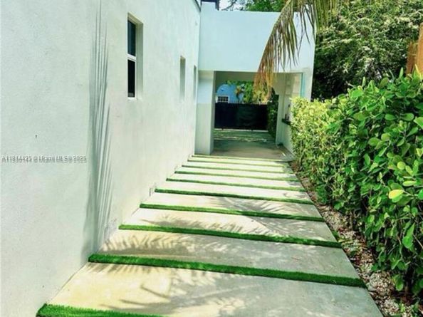 545 NW 47th St, Miami FL 33127