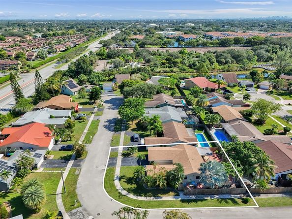 9350 NW 43rd Mnr, Sunrise FL 33351