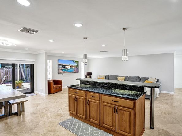 9350 NW 43rd Mnr, Sunrise FL 33351