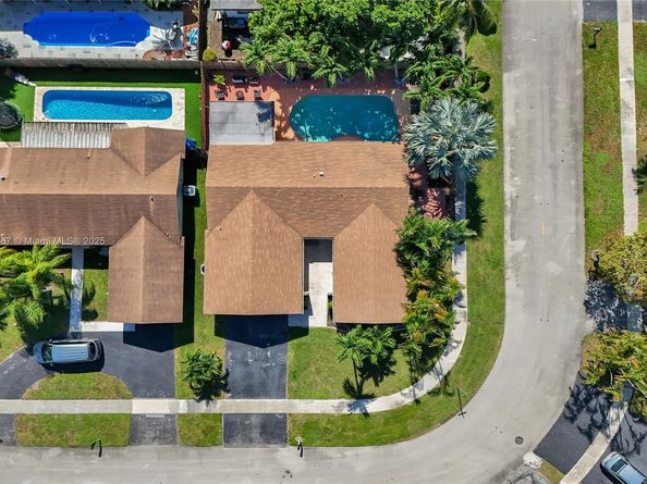 9350 NW 43rd Mnr, Sunrise FL 33351