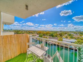 2000 NE 135th St 708, North Miami FL 33181