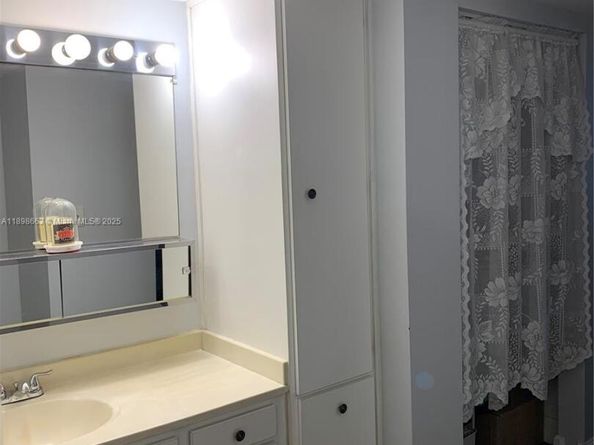 900 Colony Point Cir 305, Pembroke Pines FL 33026