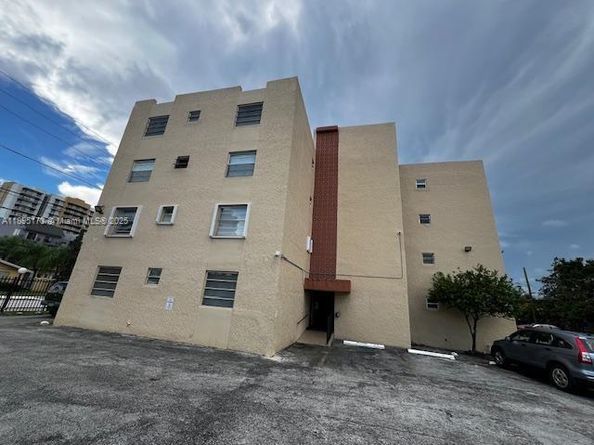 677 SW 9th Ave 205, Miami FL 33130