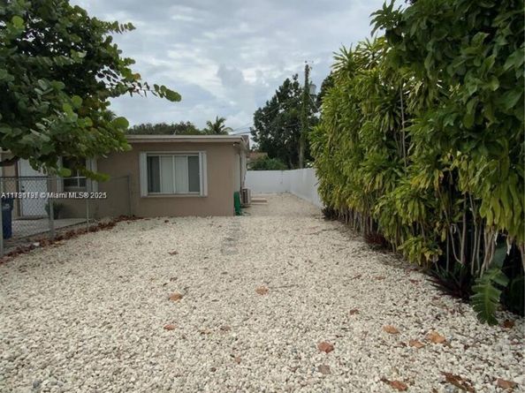 1064 NW 103rd St, Miami FL 33150