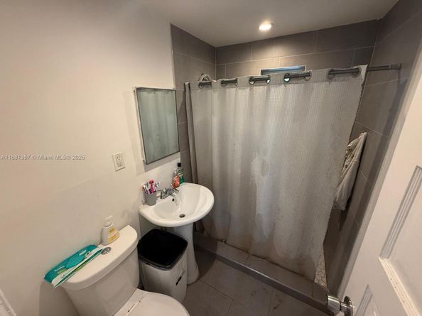 1299 NE 40th Ct, Oakland Park FL 33334
