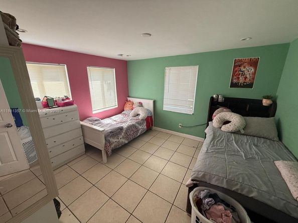 1299 NE 40th Ct, Oakland Park FL 33334