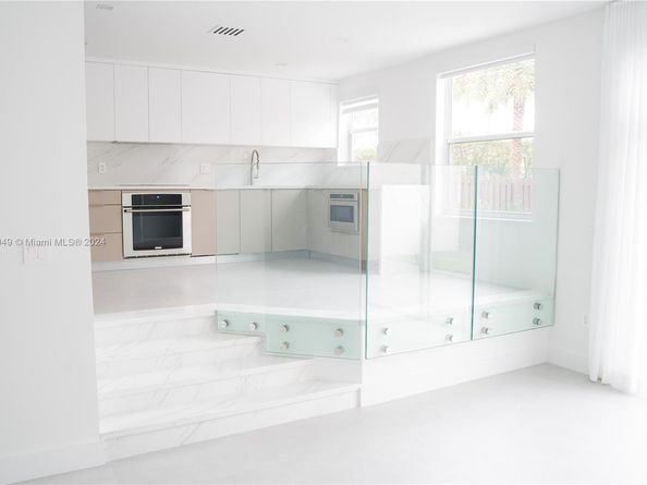 10996 NW 58th Ter, Doral FL 33178