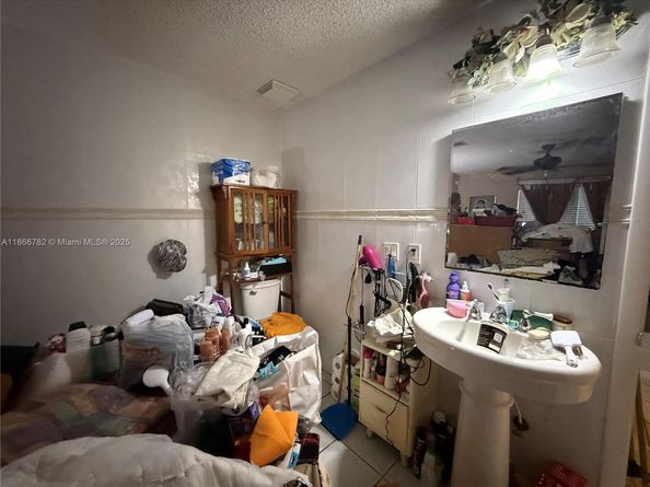 2669 W 52nd St 12, Hialeah FL 33016
