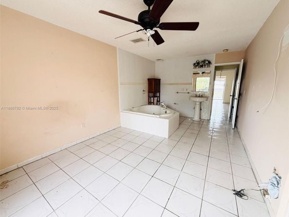 2669 W 52nd St 12, Hialeah FL 33016