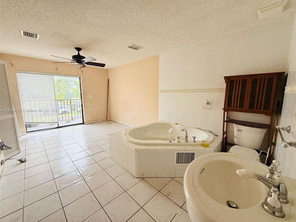 2669 W 52nd St 12, Hialeah FL 33016