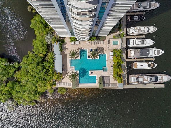 17111 Biscayne Blvd 401, North Miami Beach FL 33160