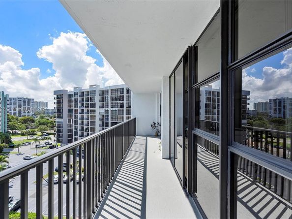 600 Parkview Dr 820, Hallandale Beach FL 33009