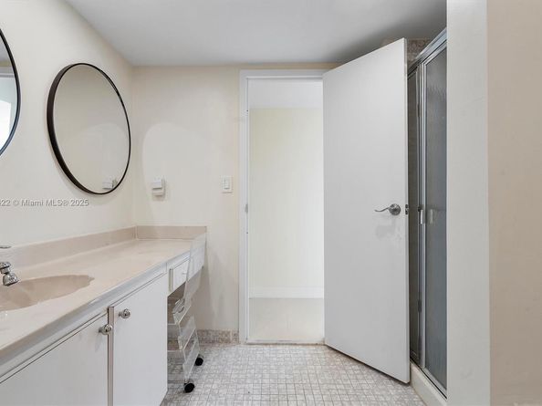 600 Parkview Dr 820, Hallandale Beach FL 33009