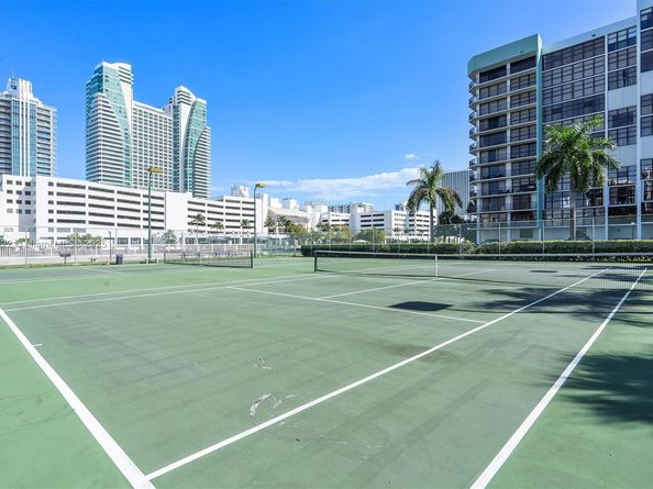 600 Parkview Dr 820, Hallandale Beach FL 33009