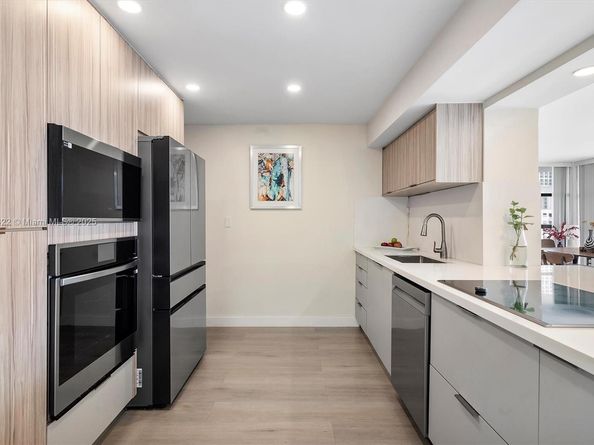600 Parkview Dr 820, Hallandale Beach FL 33009