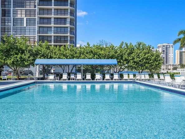 600 Parkview Dr 820, Hallandale Beach FL 33009