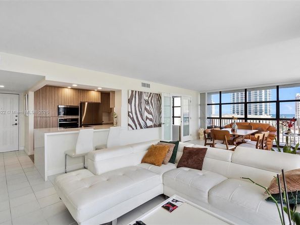 600 Parkview Dr 820, Hallandale Beach FL 33009