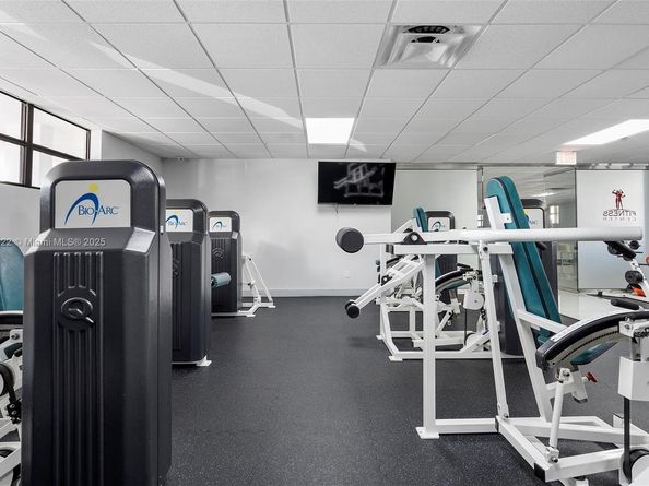 600 Parkview Dr 820, Hallandale Beach FL 33009
