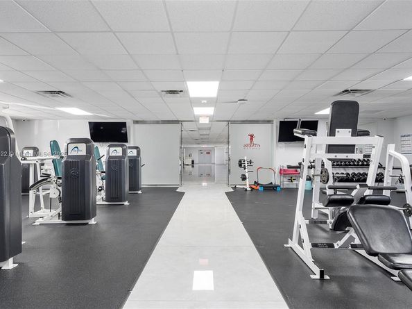 600 Parkview Dr 820, Hallandale Beach FL 33009