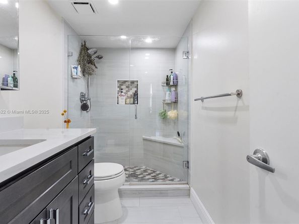 600 Parkview Dr 820, Hallandale Beach FL 33009