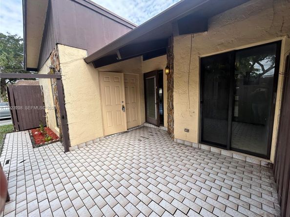 534 Briarwood Cir 148, Hollywood FL 33024