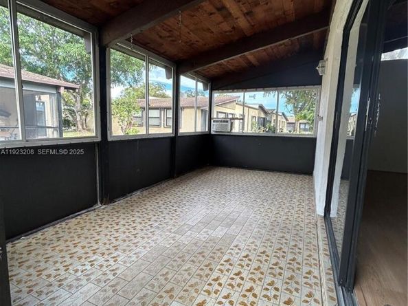 534 Briarwood Cir 148, Hollywood FL 33024